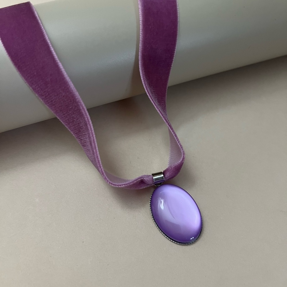 Handmade Po-Of-Color Statement Velvet Choker: Retro Choker Resin Pendant - Picture 6 of 16